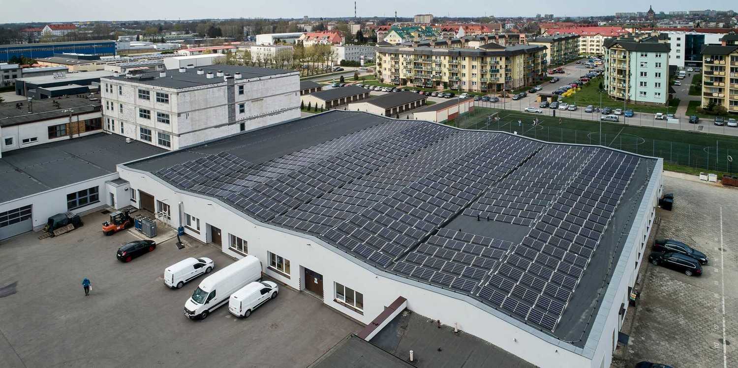 Duża instalacja przemysłowa na dachu budynku firmy Inmed-Meden
